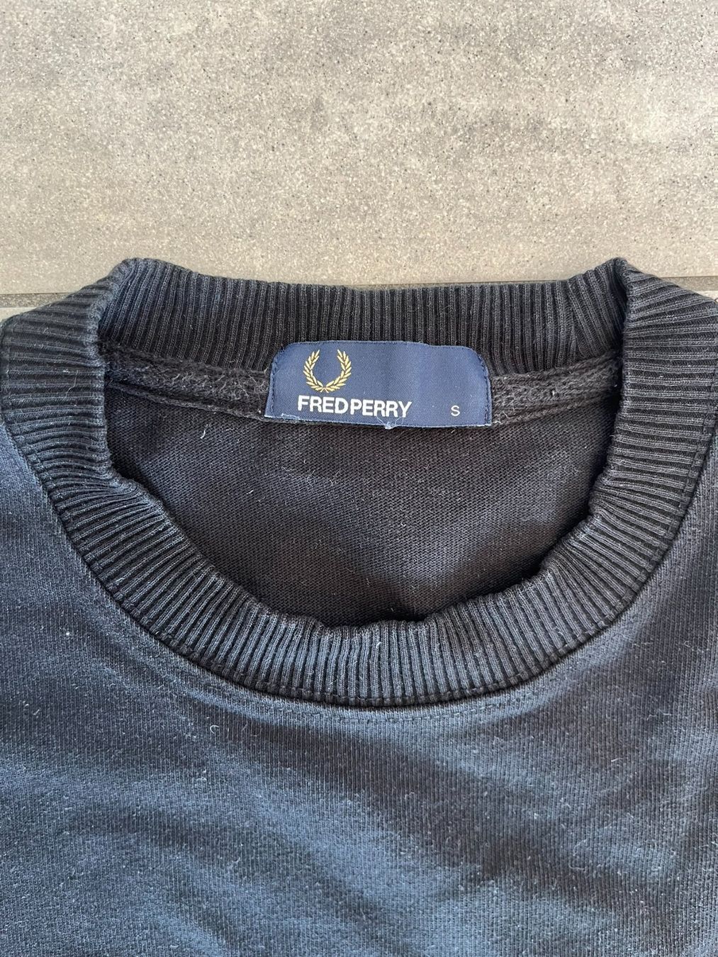 Fred Perry Pulls & Sweat-shirts: FRED PERRY Pullover Schwarz – D'occasion à Otelfingen par Denis_ZH 1
