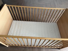 Lit bébé en bois avec matelas