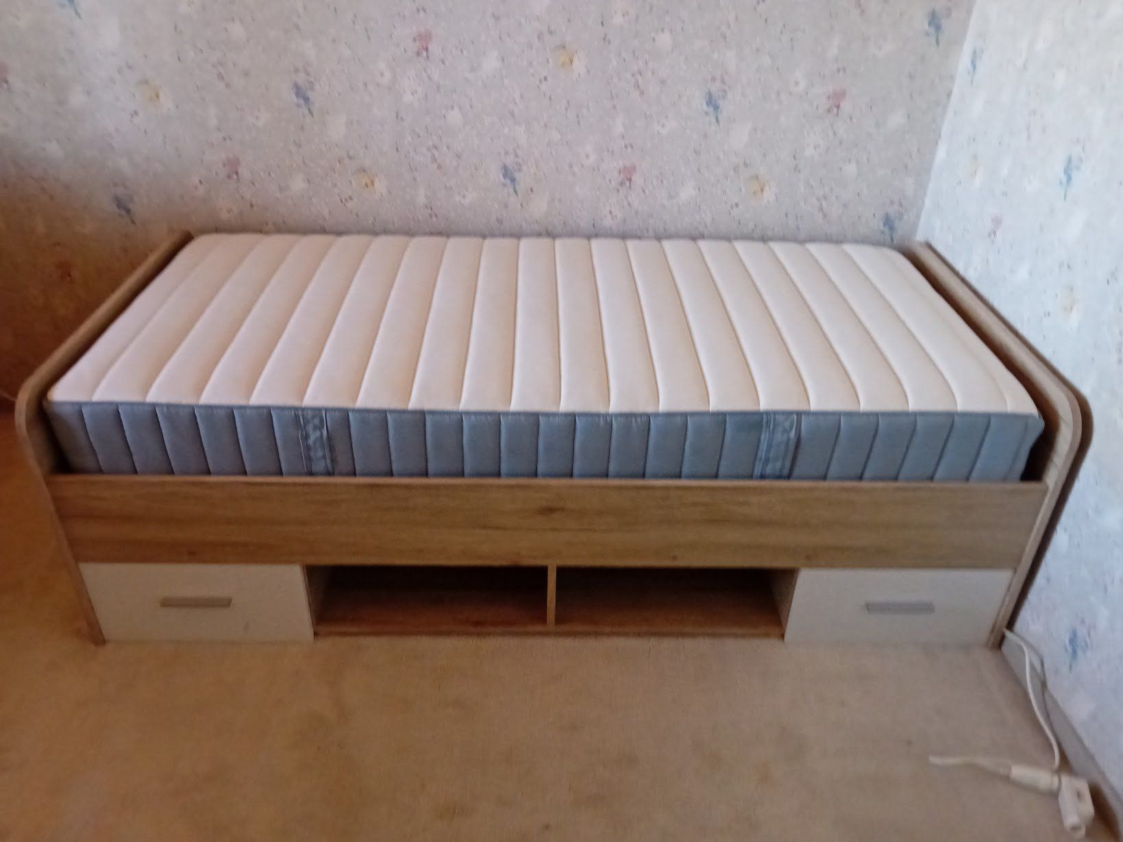 Letti: Bett mit Rost und Matratze 200x90cm – Usato da Wolfhausen venduto da cmos101