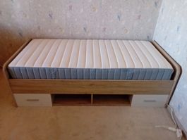 Bett mit Rost und Matratze 200x90cm