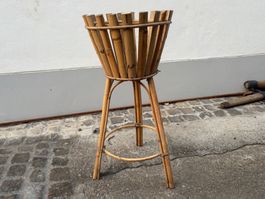 Schöner Blumenständer aus Bambus - Perfekt für den Garten