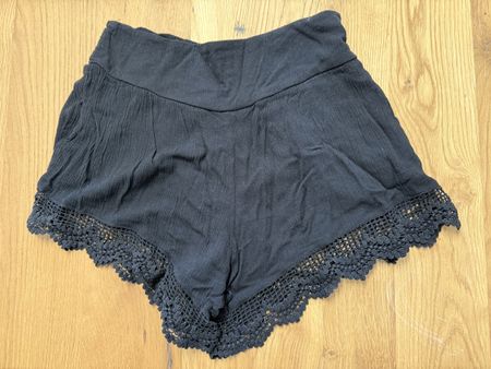 Schwarze Stoff-Shorts,Gr. 10 (38) mit Spitzen-Details, Supré