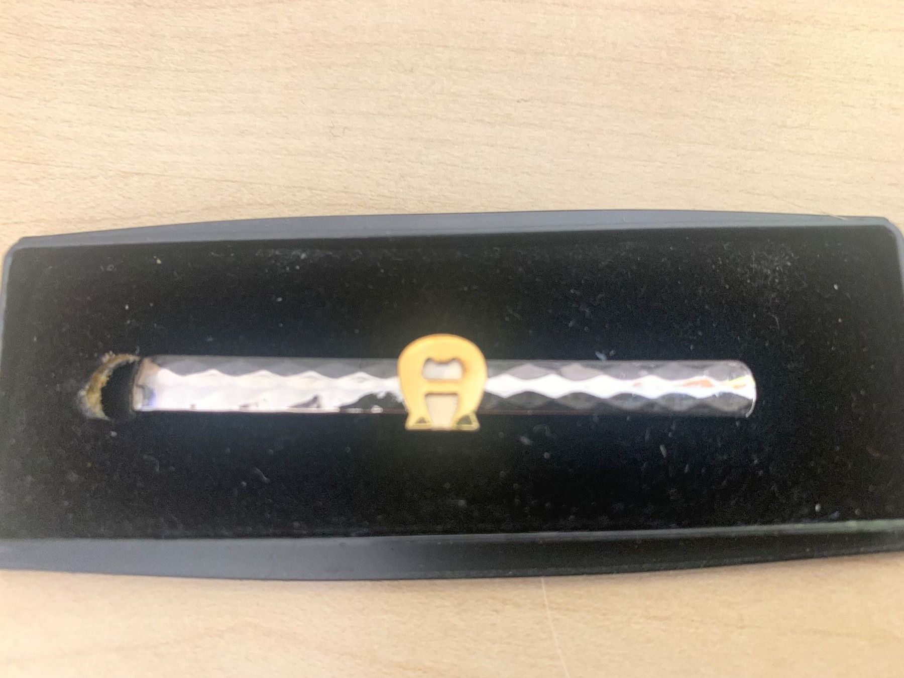 Cravatte: Etienne Eigner Cosmetics Krawattenspange mit Logo – Usato da Langenthal venduto da Brunnbach 2