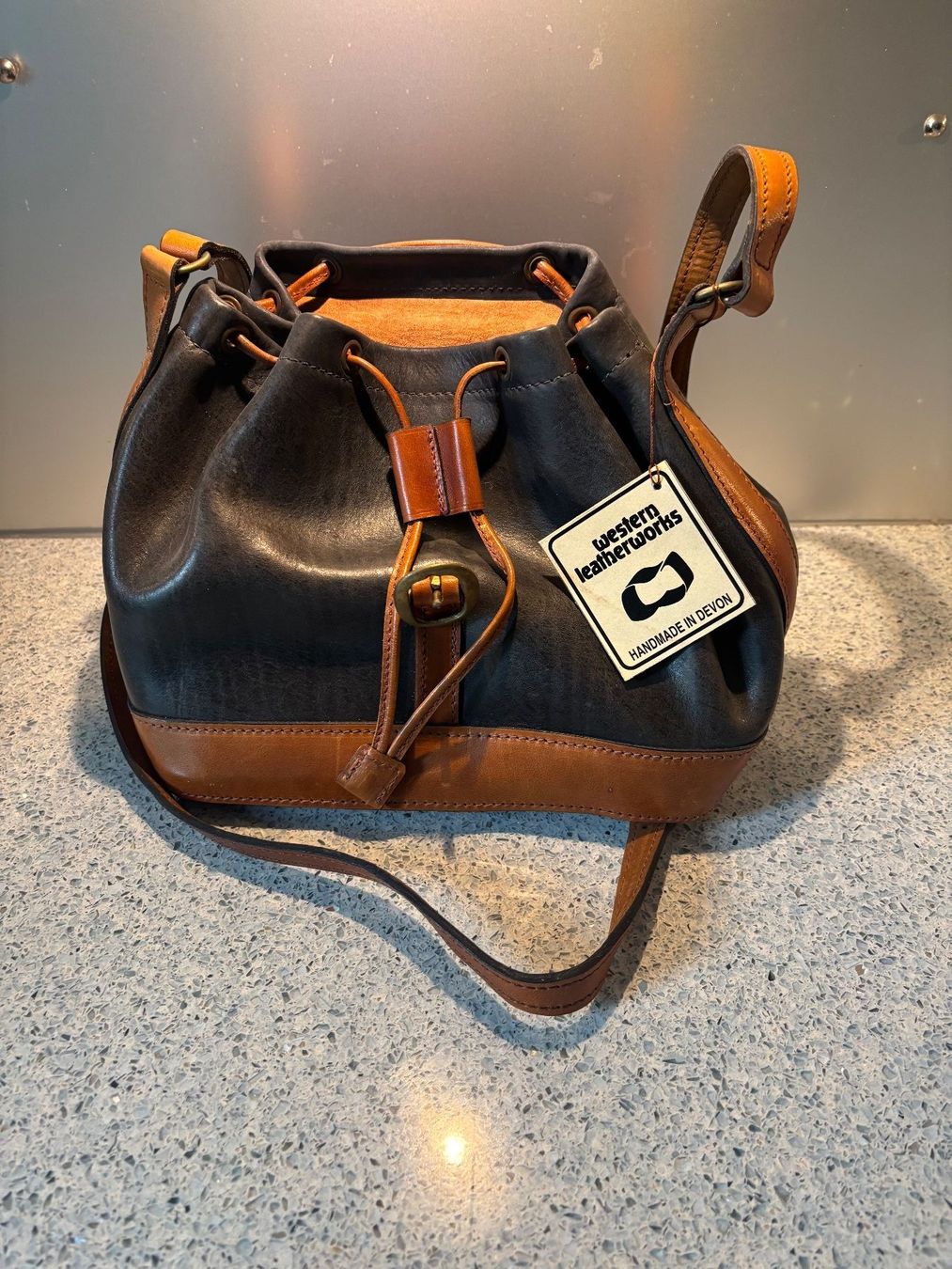 Borse da donna: Schwarze Beuteltasche aus Leder – Nuovo (secondo la descrizione) da OLTEN venduto da lululoveslemon99 2