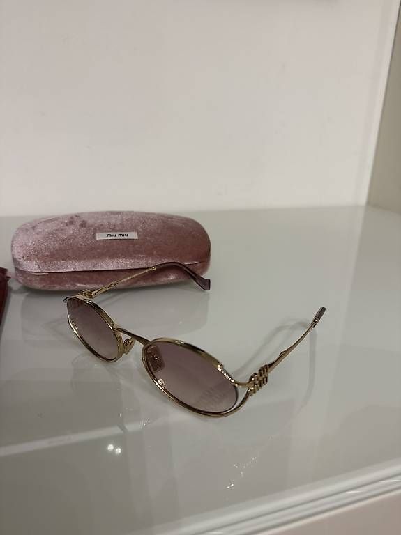 Miu Miu Occhiali & Lenti: Occhiali da sole miumiu – Usato da lugano venduto da xen_q9zz 1