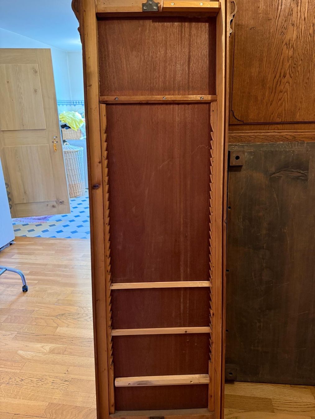 Armoires: Antiker Kleiderschrank – D'occasion à Basel par distelpalme 1