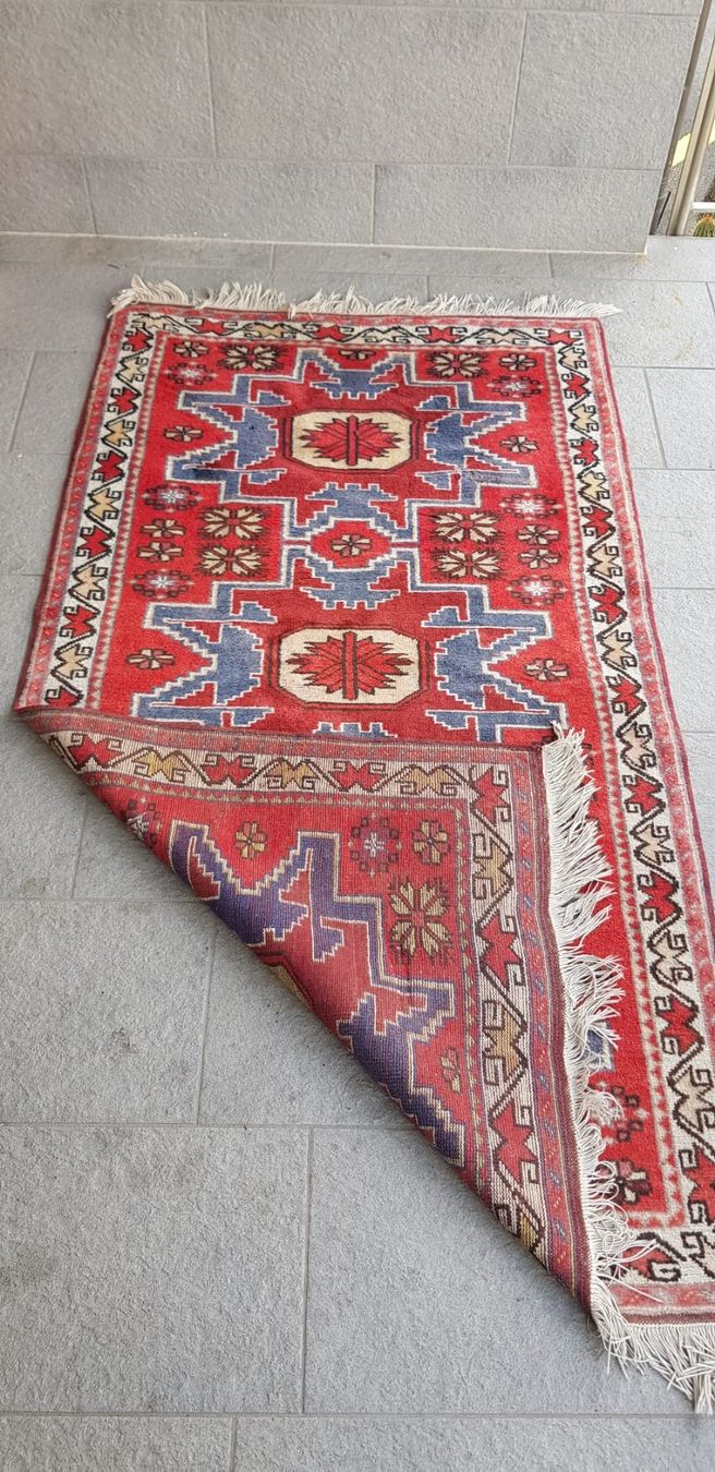 Teppiche: Schöner Roter Teppich mit blauem Muster – Gebraucht aus Flums von Flumsantik 1