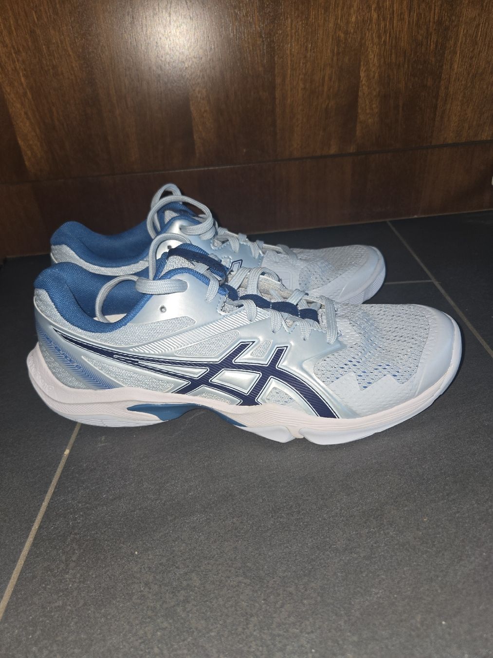 Asics Chaussures femmes: Asics Hallenschuhe Damen hellblau Grösse 41.5 – Neuf (Voir description) à Uttigen par Lami0608 2