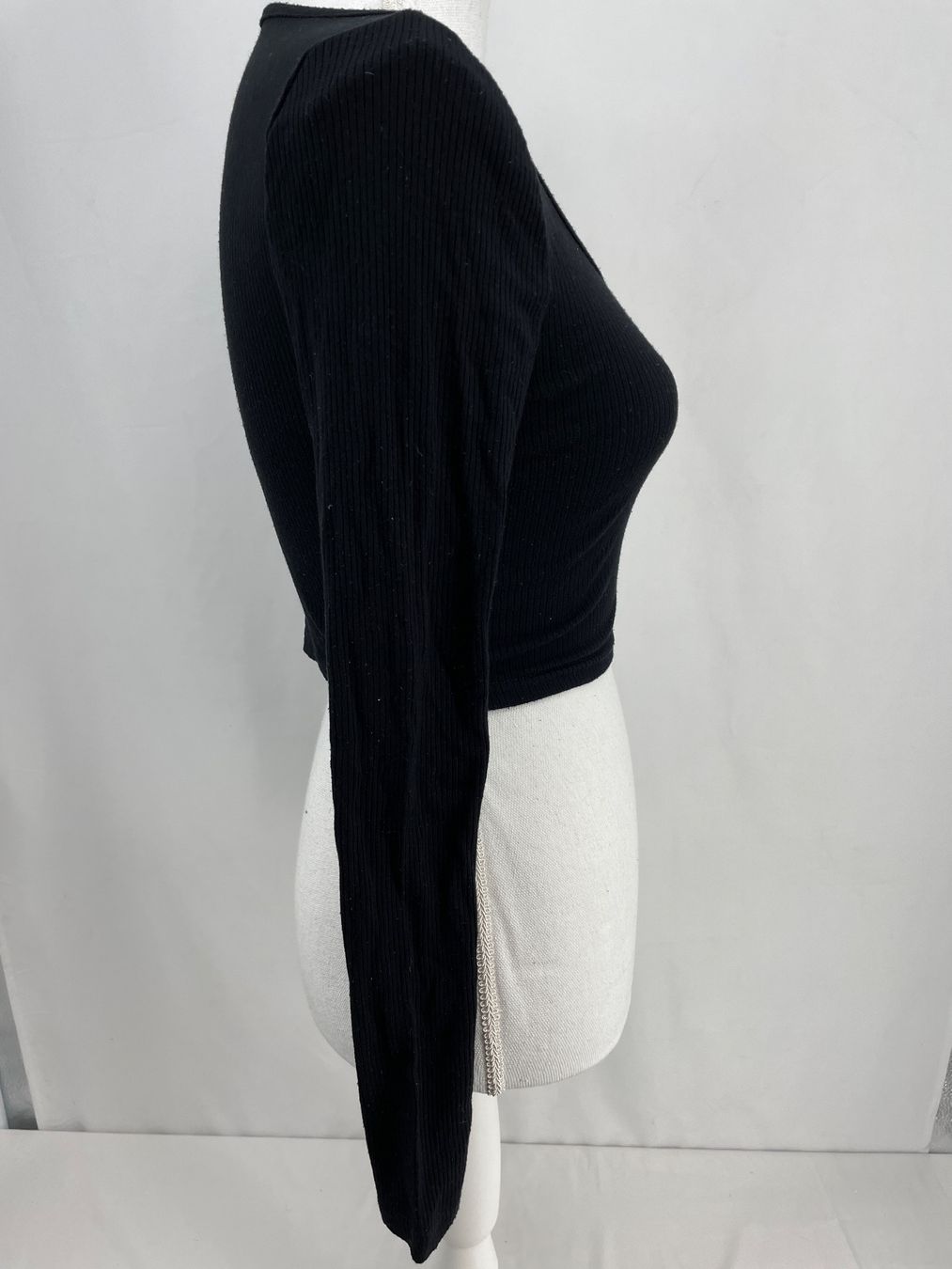 Tops: Top Pull noir décolleté en V – Gebraucht aus Lausanne von PlusValue_Lausanne 2