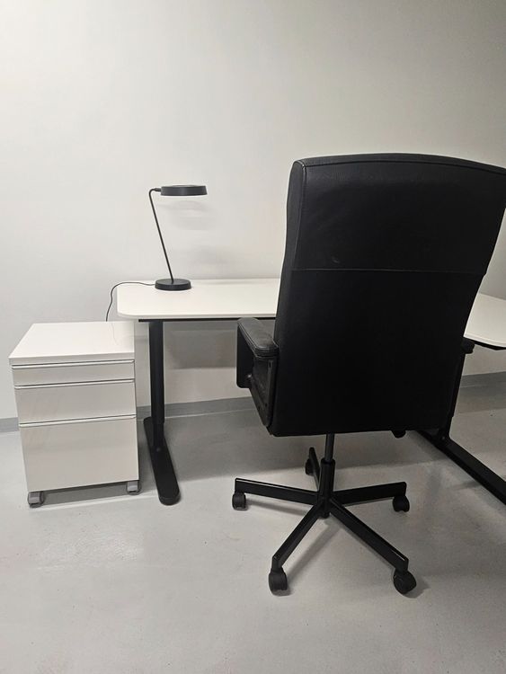 Schreibtisch, Rollcontainer, Bürostuhl und LED-Lampe (Gebraucht) in ...