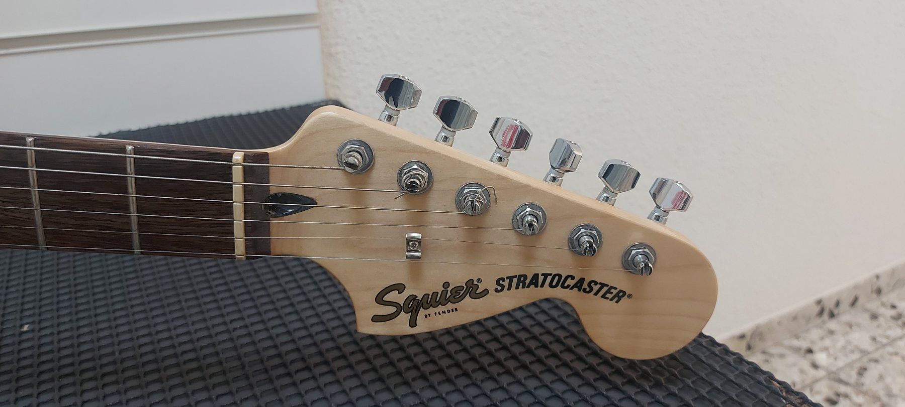 Squier Strumenti musicali: Fender Squier Stratocaster e-gitarre frisch ab service – Usato da Glattbrugg venduto da Swissmusik 1