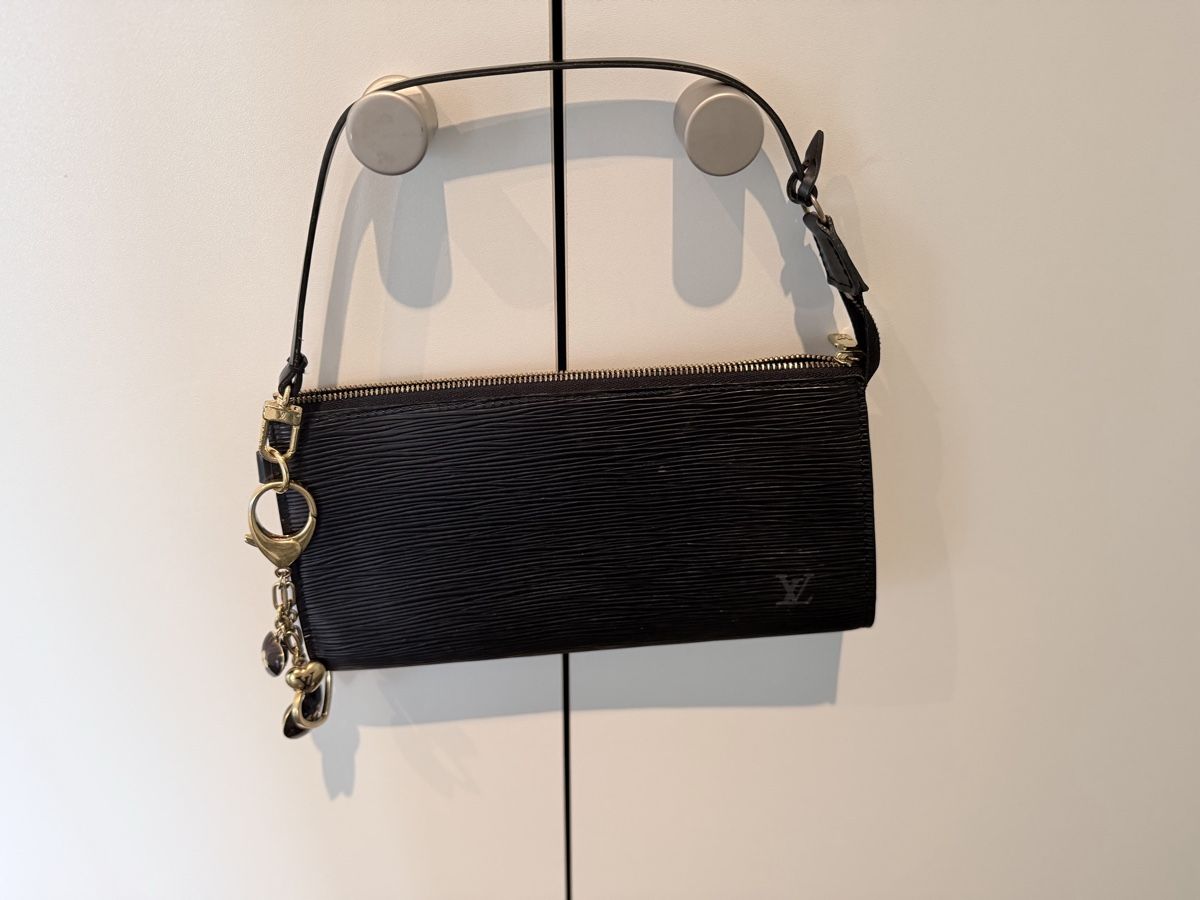 Louis Vuitton Portachiavi: Authentic Louis Vuitton Bijoux Sac Cool Heart Charm Amaranth – Nuovo (secondo la descrizione) da Zollikon venduto da houseofsamar 4