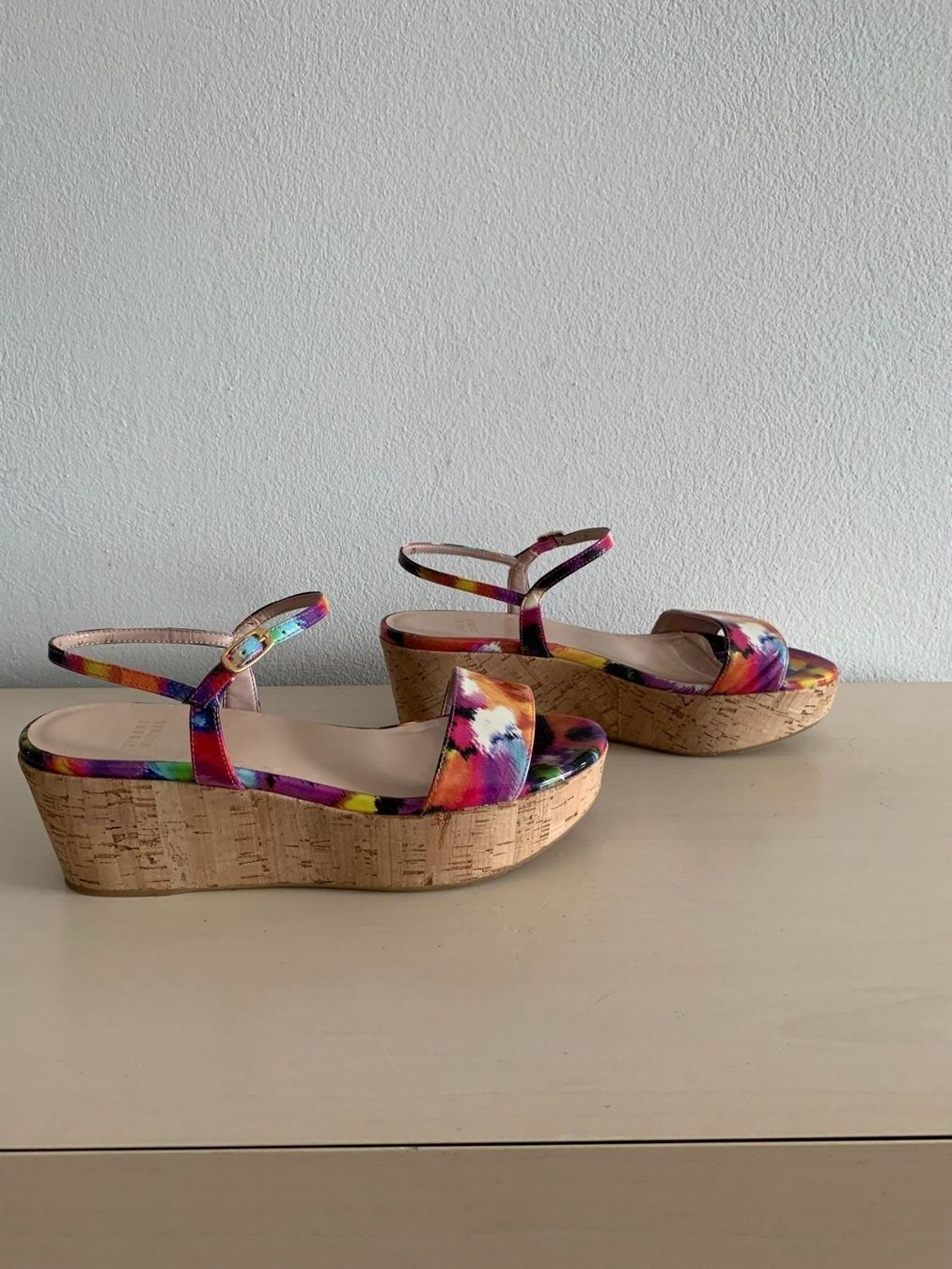 Stuart Weitzman Scarpe da donna: STUART WEITZMAN: Edle florale Lackleder Sandale, 37,5 – Nuovo (secondo la descrizione) da Luzern venduto da designluzern 1
