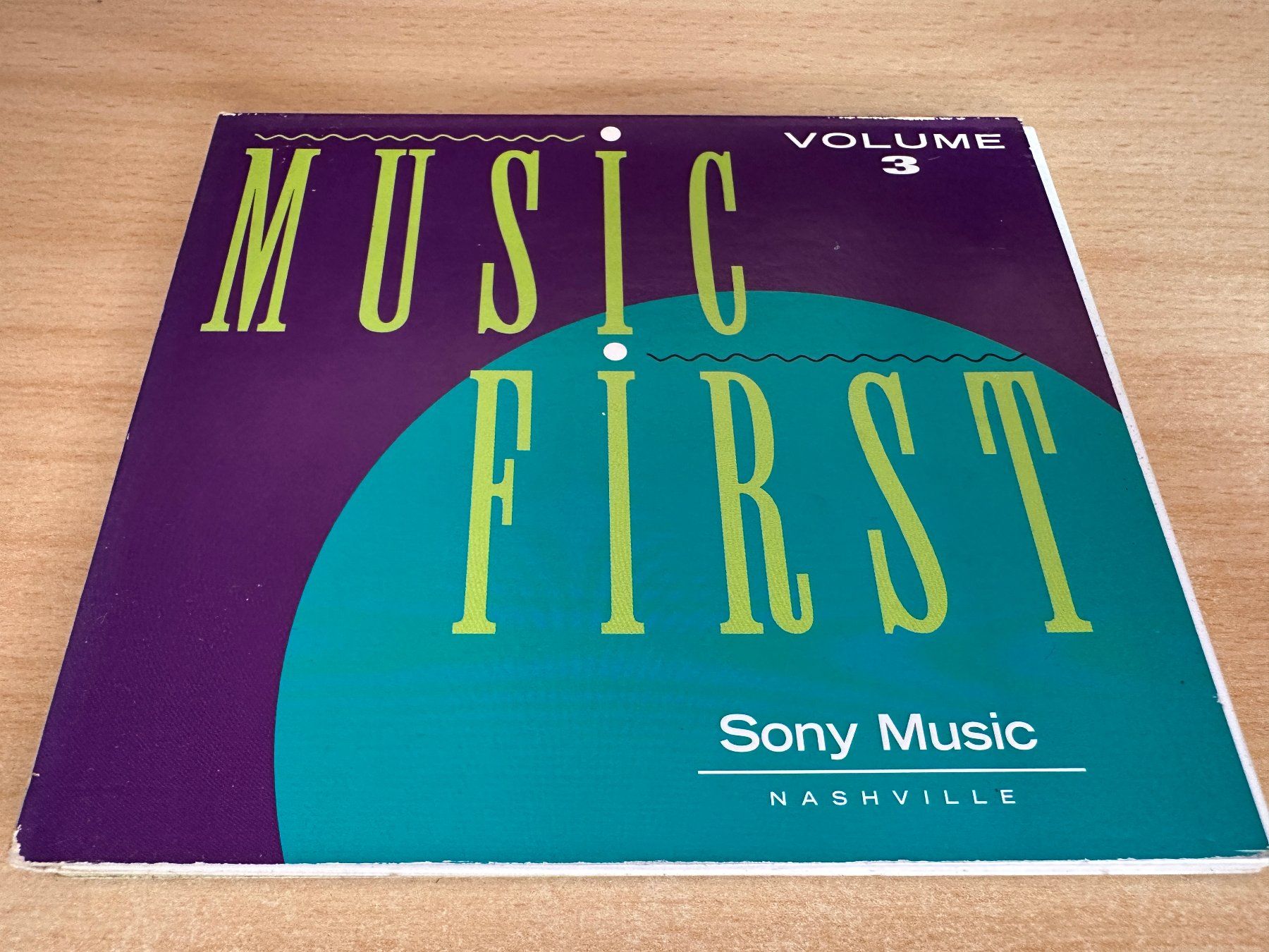 CD: Various – Music First Volume 3 – Usato da Rikon im Tösstal venduto da Alpenmutz