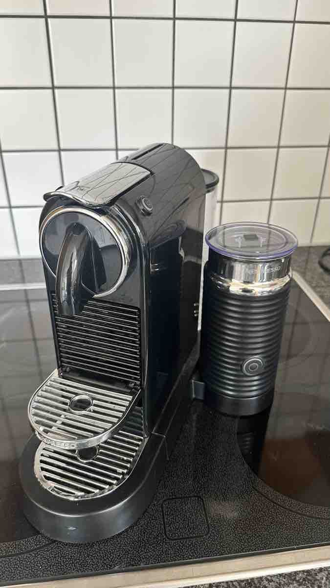 Nespresso Machines à café & Machines à expresso: Nespresso Kaffeemaschine mit Milchschäumer – D'occasion à Weggis par ang_72ll