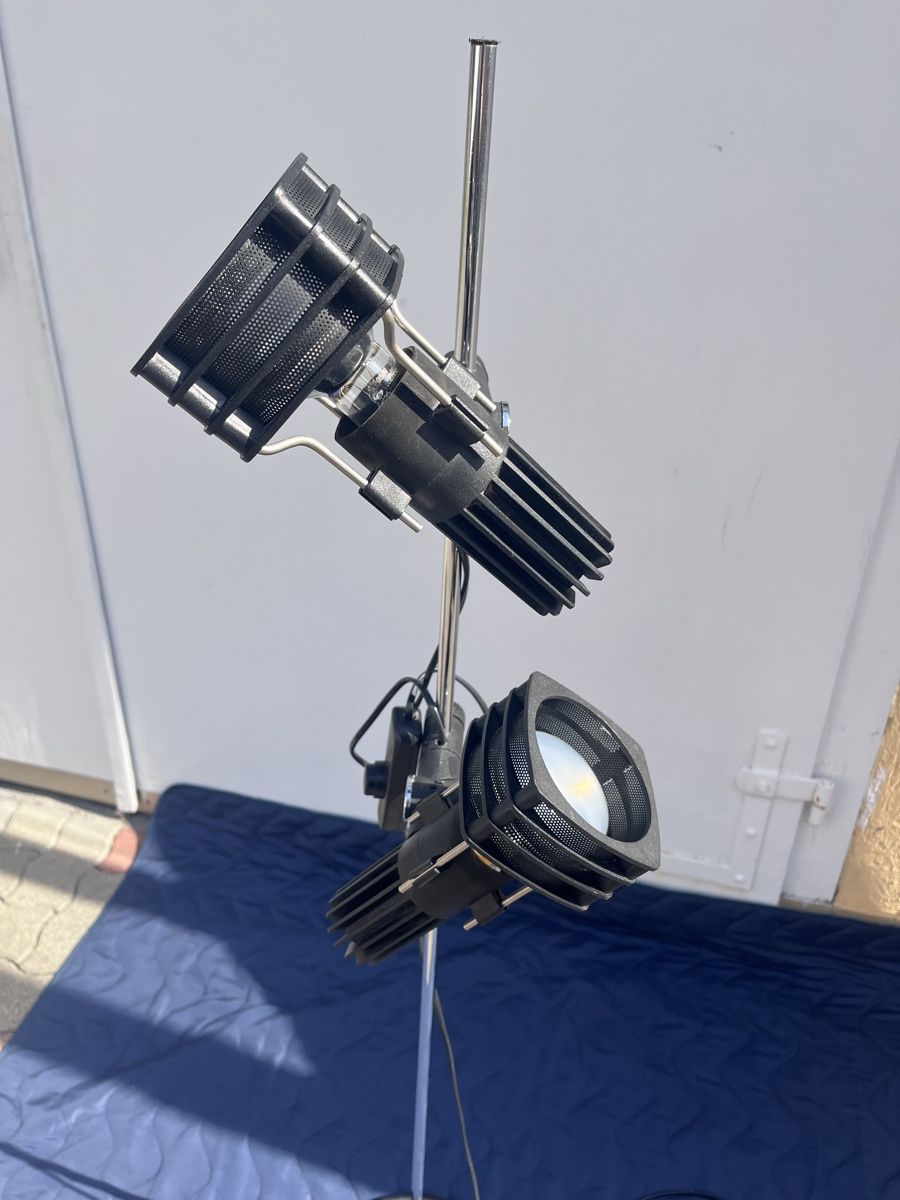 Lampade: Vintage Studio-Stehlampe / Industrial Scheinwerfer-Leuchte – Usato da Hefenhofen venduto da n0rt0n