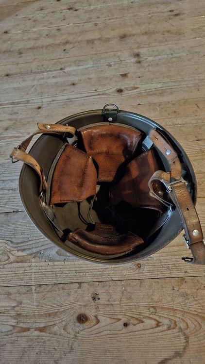 Militärhelm 1/5 Modell – Detaillierte Nachbildung Eines US Army-Taktikhelms, Auf Basis In Vitrine