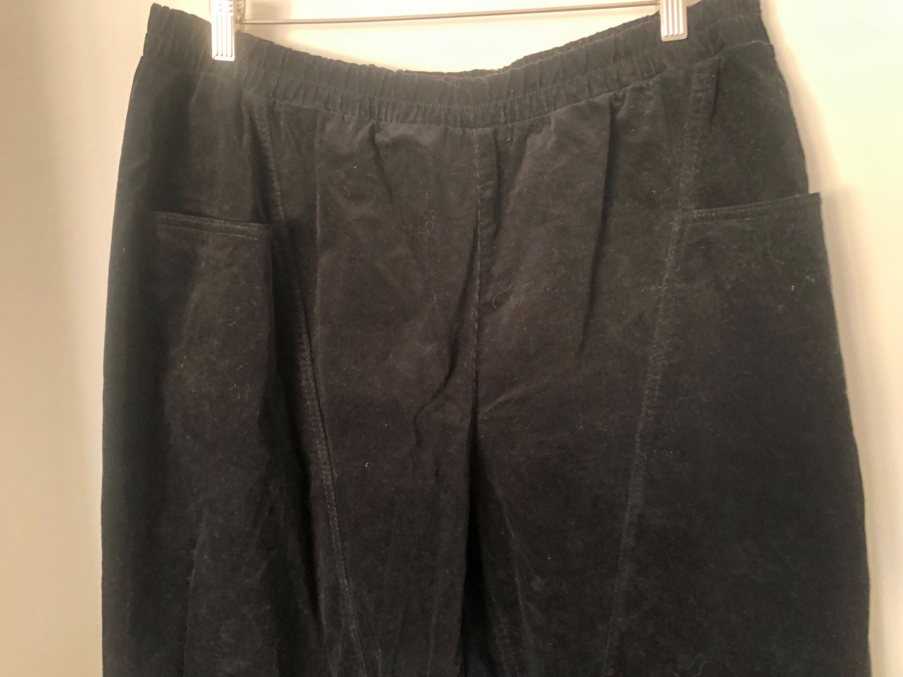 Pantaloni: Schwarze Cordhose, Grösse 46, bequem – Nuovo (secondo la descrizione) da Arlesheim venduto da leyRum4.5 1