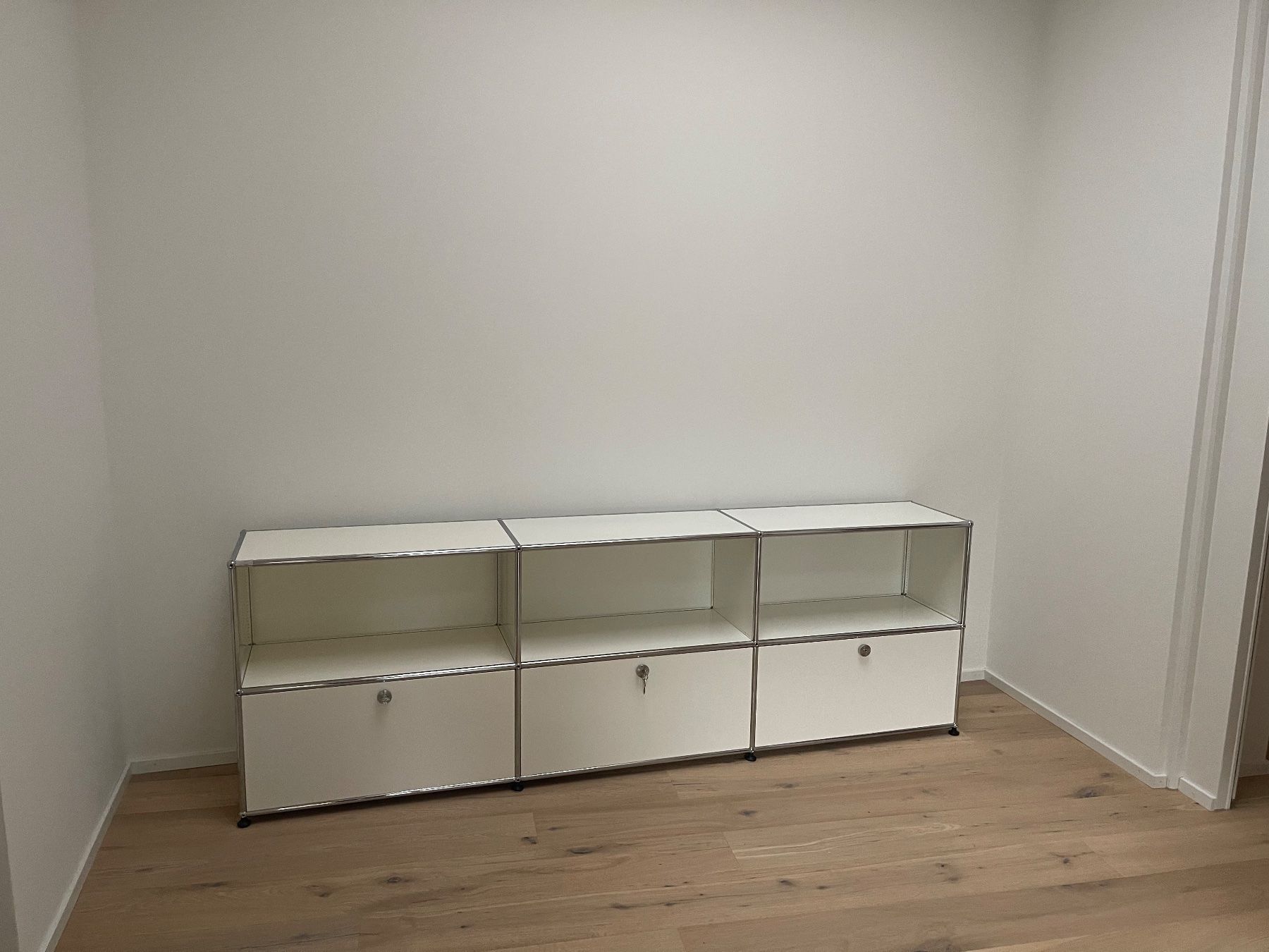 USM Cassettiere: USM  Praxis  SIDEBOARD WEISS-LIEF.GRATIS TIEF 37 ODER 27CM – Usato da Thun venduto da Thuno6 6