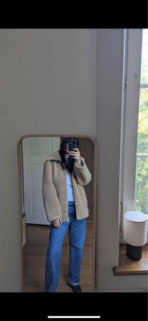 Stylishe Teddyjacke von Arket, neu