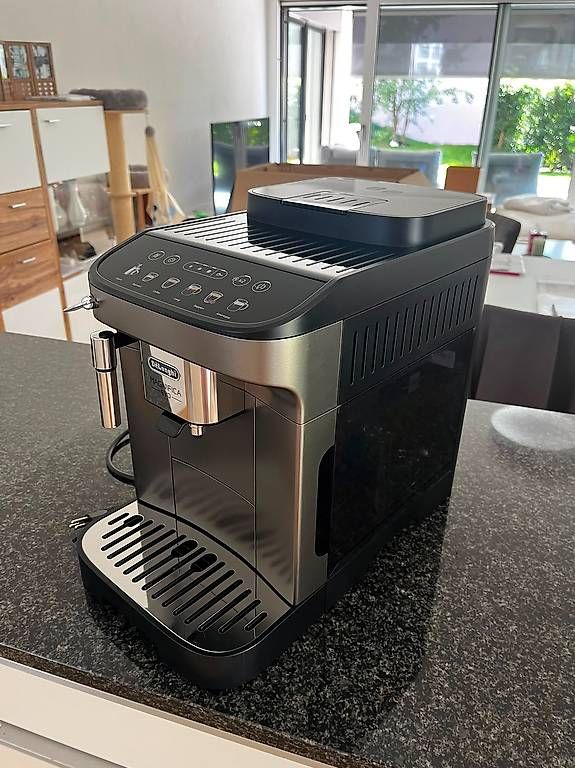 Kaffeemaschinen & Espressomaschinen: DeLonghi Magnifica Evo Kaffeevollautomat – Gebraucht aus Jonen von jul_w2px