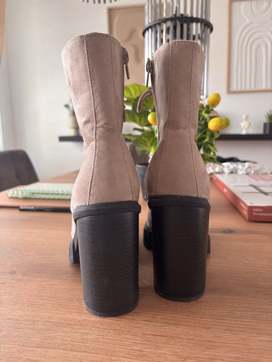 Scarpe da donna: Bottes femme  – Nuovo (secondo la descrizione) da Yverdon-les-Bains venduto da mar_lz9m 2