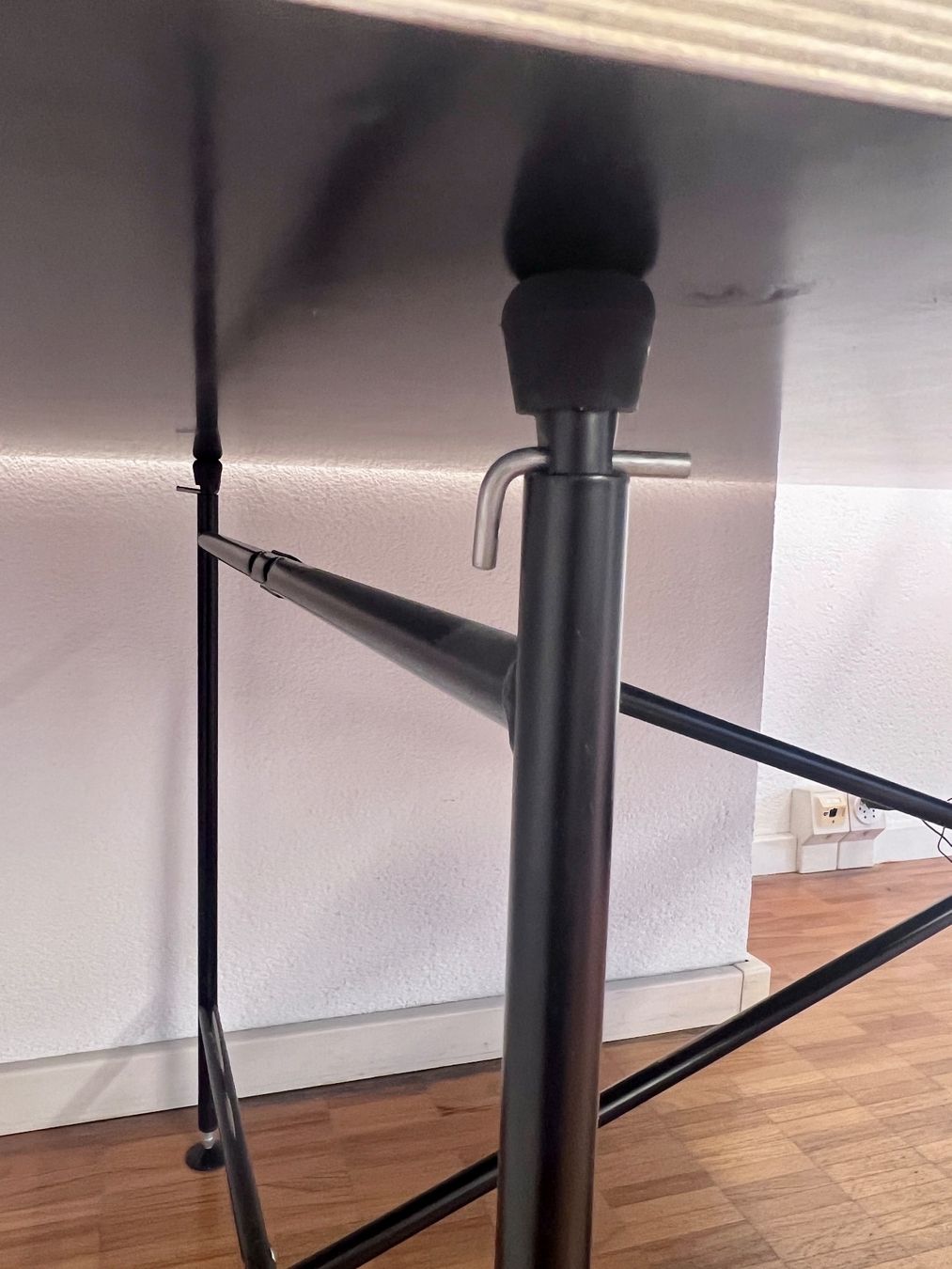 Richard Lampert Scrivanie: Tischgestell Eiermann mit Tischplatte aus Sperrholz – Usato da Zürich venduto da wme_n5yf 3