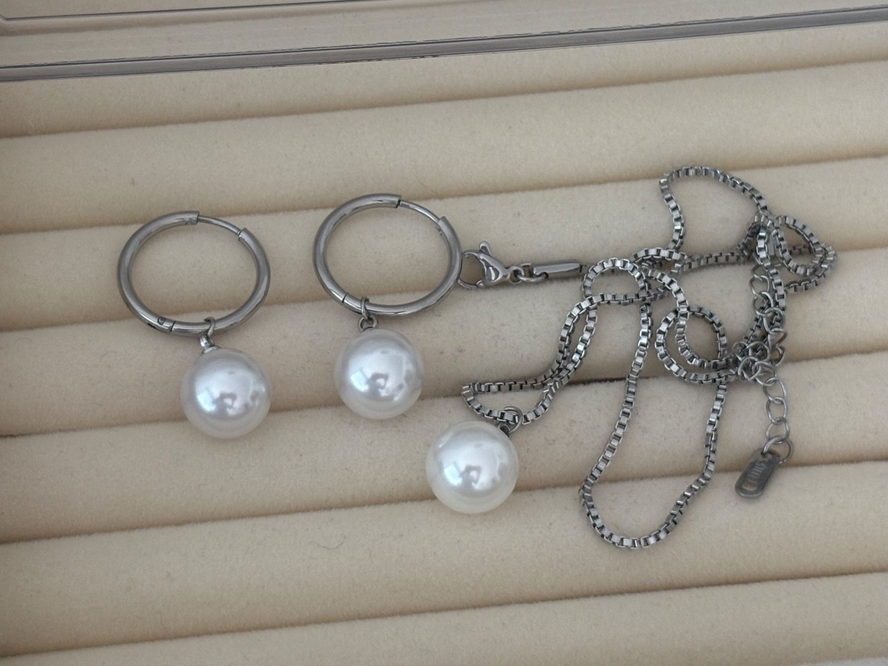 Catenine: Luxus Edelsthal Kette/Orstecker Farbe :Silber Kunstperlen – Nuovo (secondo la descrizione) da Biel-Bienne venduto da Roserosse13 1