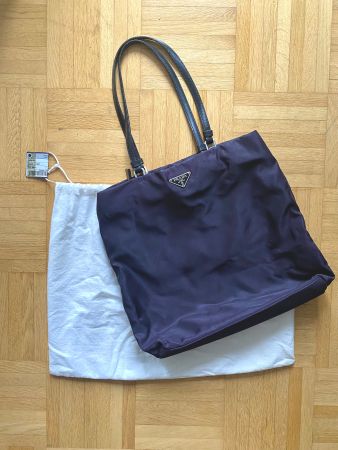 Klassische PRADA-Nylontasche mit Lederhenkeln