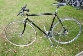 Vélo de course noir avec guidon droit .Taille 57 cm.