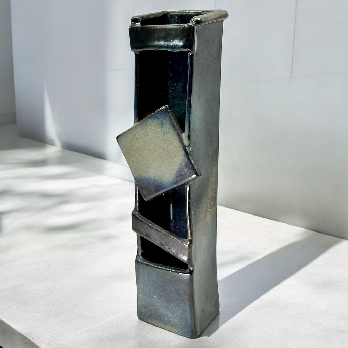 Vasen & Gefässe: Vase design abstrait géométrique en grès émaillé, signé MY – Gebraucht aus Morges von vintix