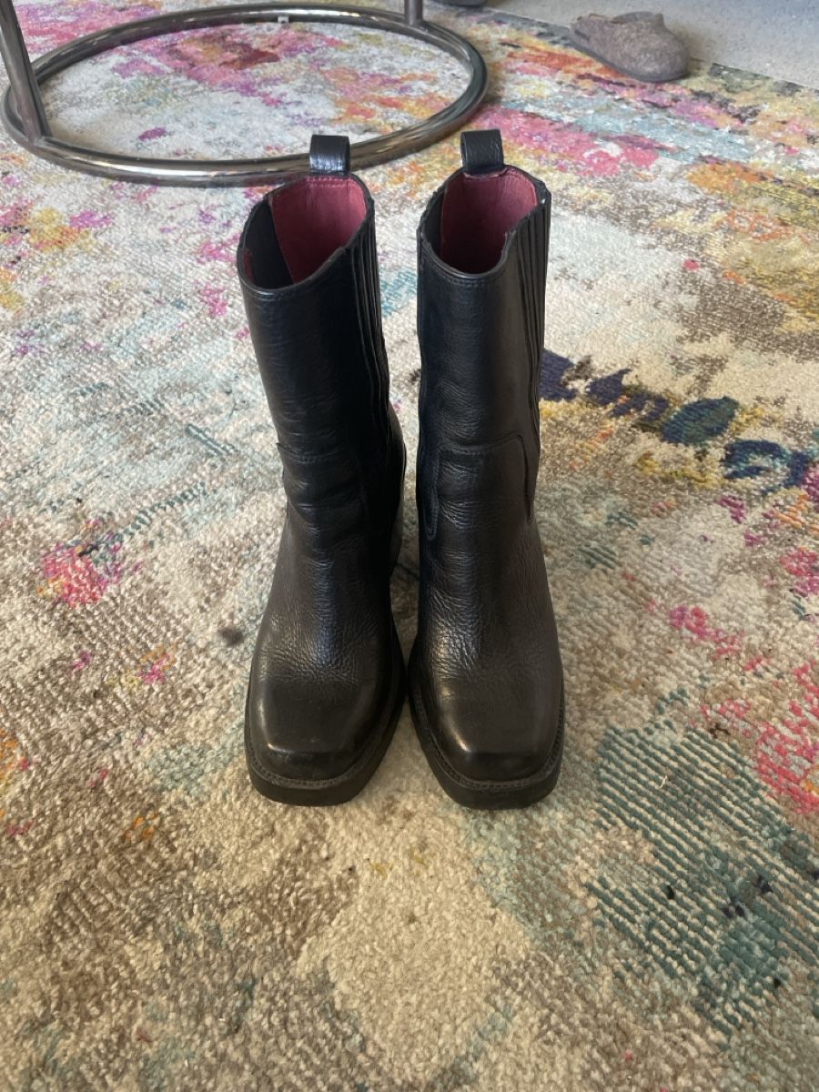 Scarpe da donna: schwarze Stiefel mit Absatz – Usato da Zürich venduto da balilife