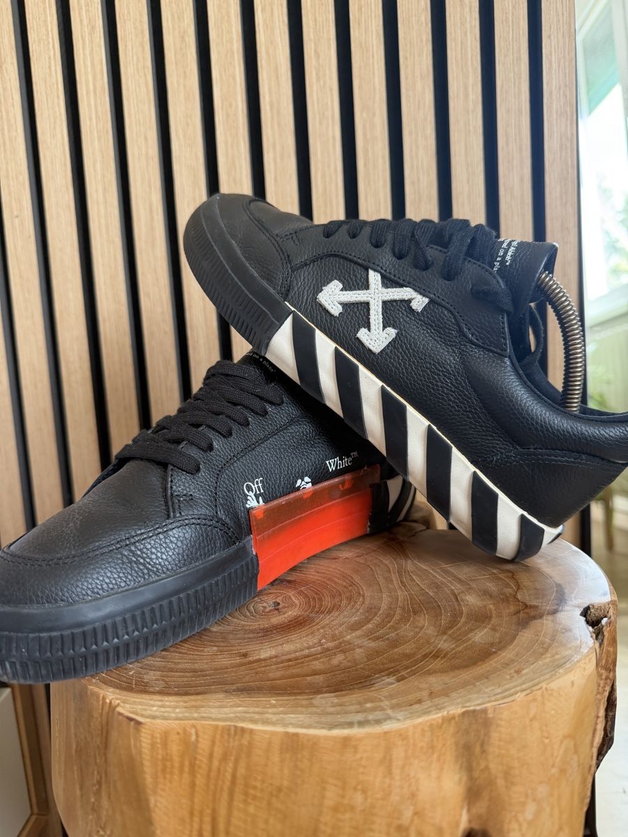 Off-White Scarpe da uomo: Off-White Vulcanized Low Black White Sneakers - Size 40 – Nuovo (secondo la descrizione) da Zürich venduto da shop_all 1