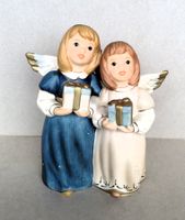 Goebelfigur mit 2 Engeln, die Geschenke bringen