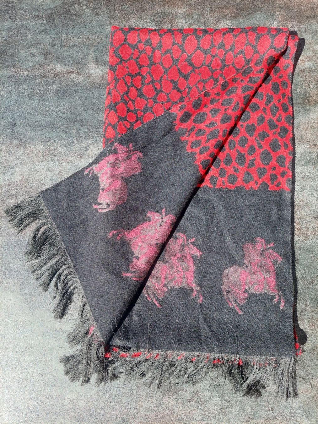 Foulard & Sciarpe: Stylischer, kuscheliger Schal mit Muster – Usato da Brunnen venduto da Livianda 3