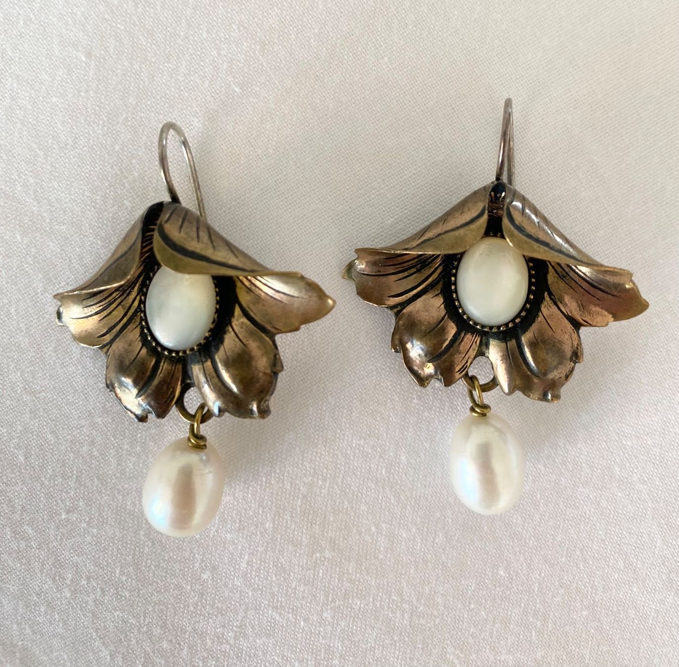 Ohrringe & -stecker: Vintage Blüten Ohrringe mit Perlendetails – Gebraucht aus Basel von curated_finds 2