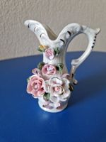 kleine Porzellanvase mit Porzellanblumenverzierung