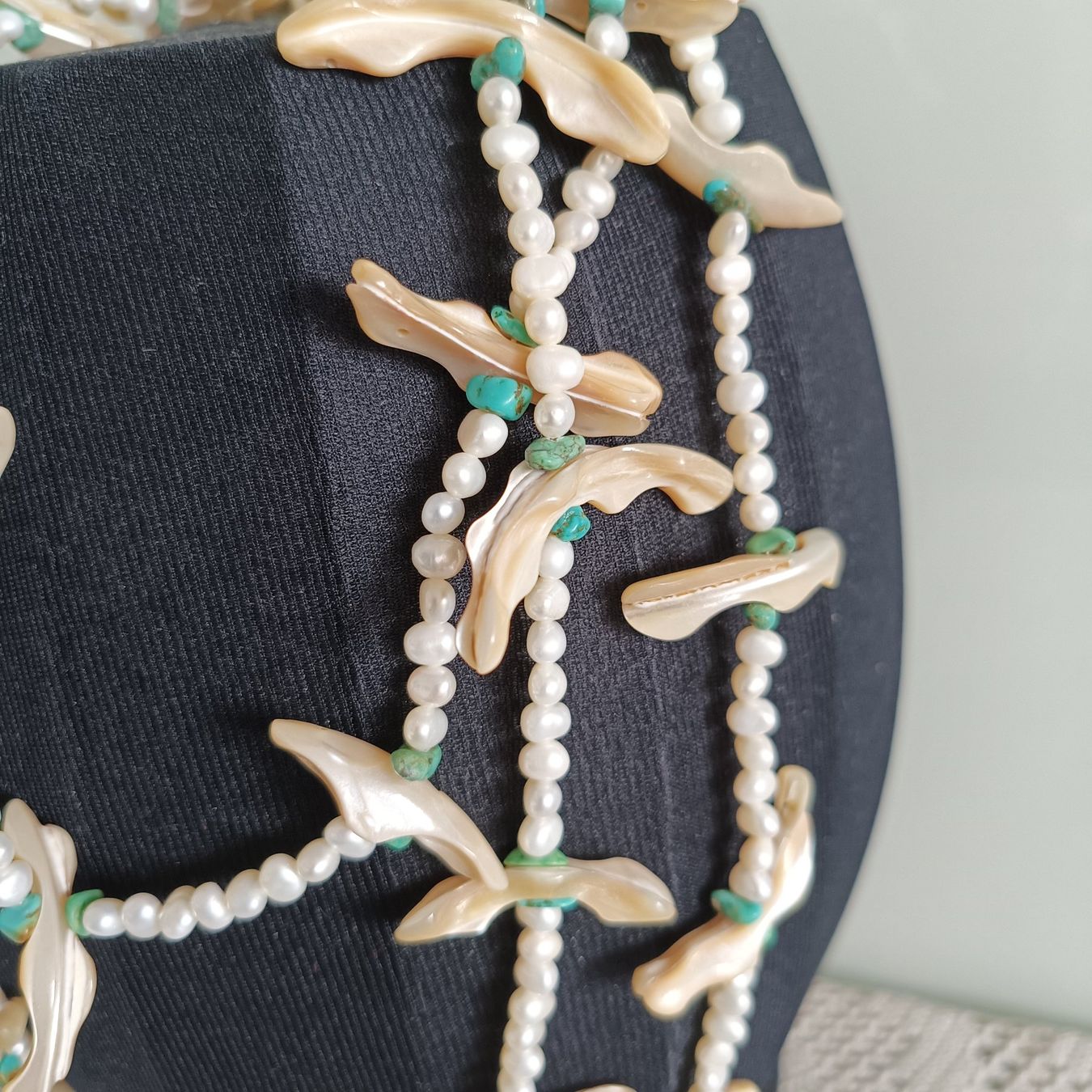 Catenine: Elegante Perlenkette mit Perlmutt und Türkis – Usato da Birr venduto da sen_8djr 1