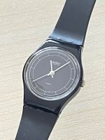 Schlichte Swatch Damenuhr, schwarzes Design