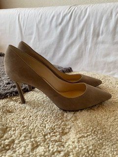 Jimmy Choo Scarpe da donna: Jimmy Choo Romy Suede Pumps Taupe 37 – Nuovo (secondo la descrizione) da Bernhardzell venduto da Sunka0 4