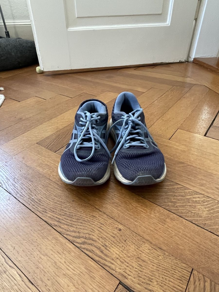 Scarpe da donna: ASICS Laufschuhe dunkelblau getragen – Usato da Winterthur venduto da leo_jgb5 4