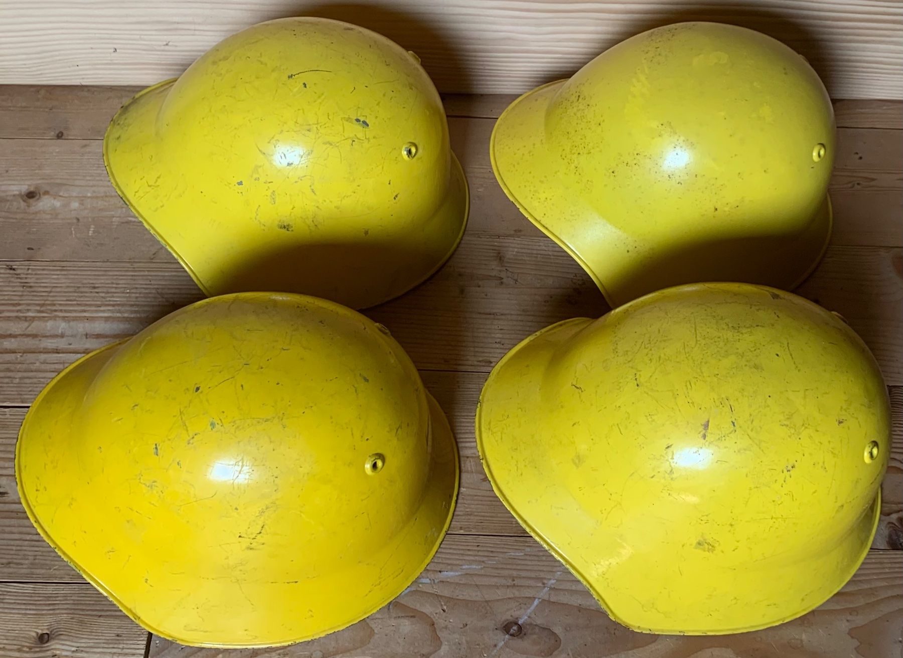 Uniformes & Effets: 4 Stahlhelme vom Zivilschutz – D'occasion à Goldingen par Bergler012 2