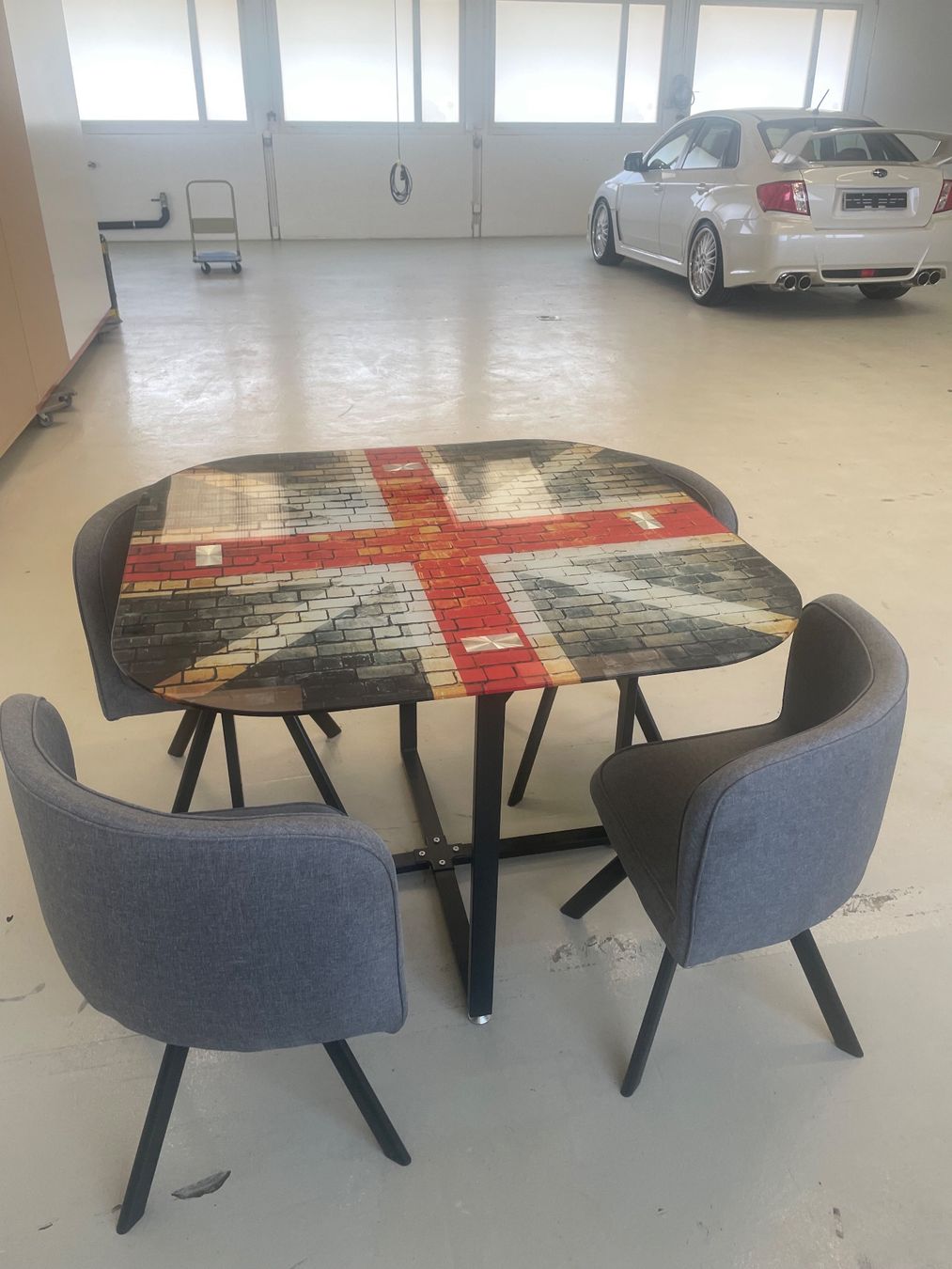 Tables: Tisch mit vier Stühlen Modern ein echter Blickfang – D'occasion à Giebenach par Toto222 3