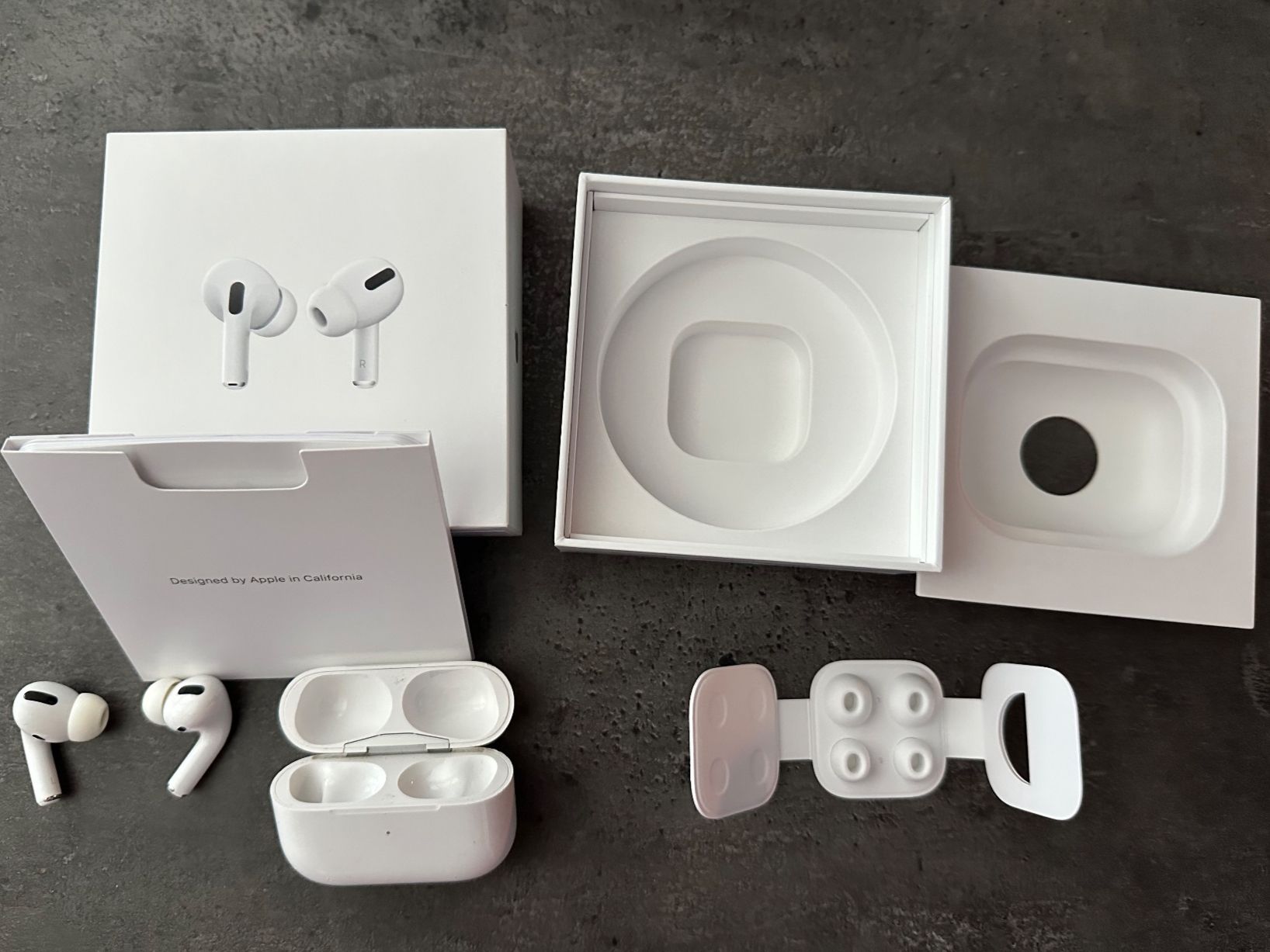 Apple Casques audio: Apple AirPods Pro, Ohrhörer, Ladecase, defekt – Défectueux à Menziken par sro_d5fs