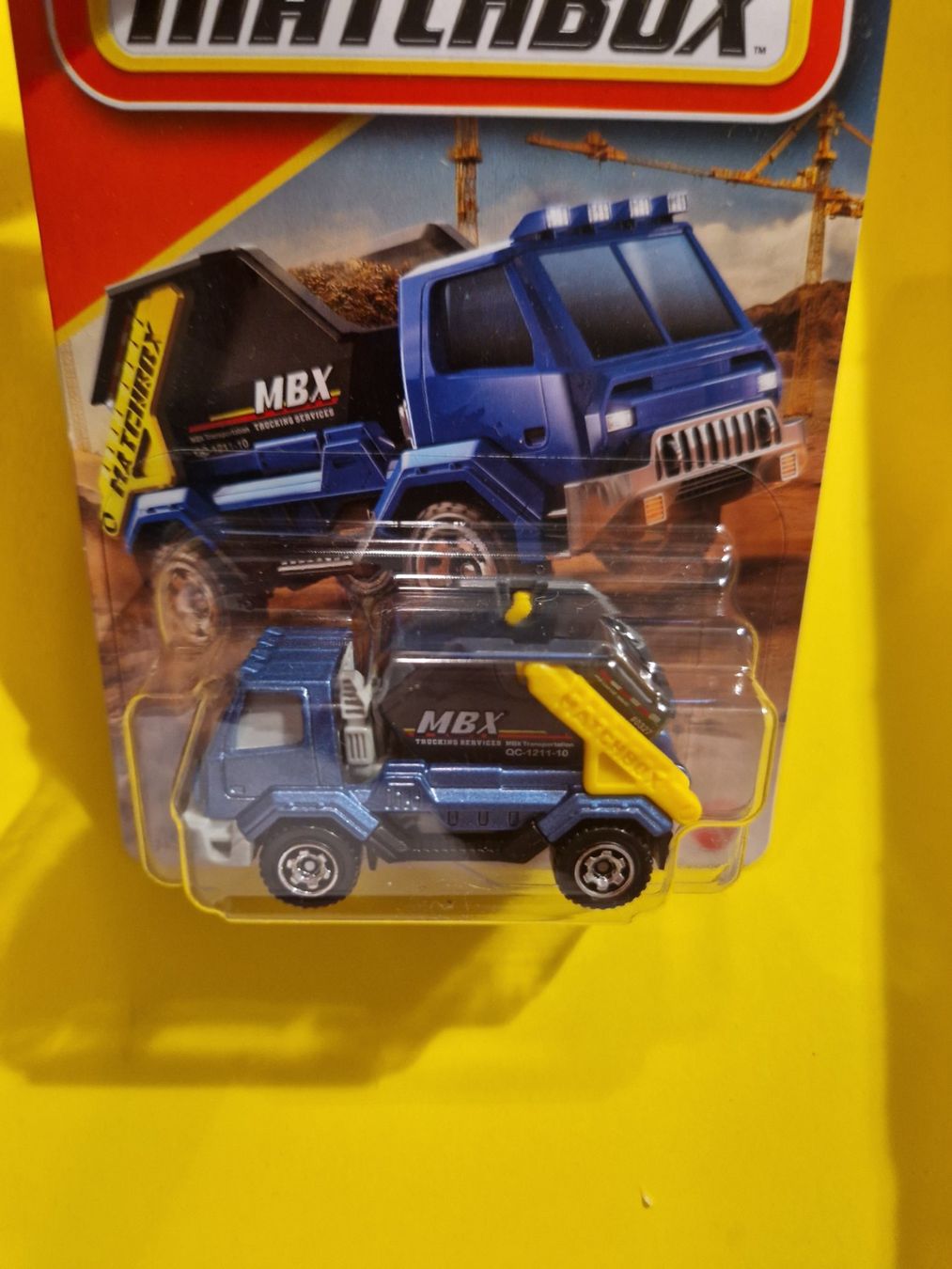 Matchbox Modellini d'auto: Matchbox BUCKET TIPPER – Nuovo e nell'imballaggio originale da Oftringen venduto da Rotor 3