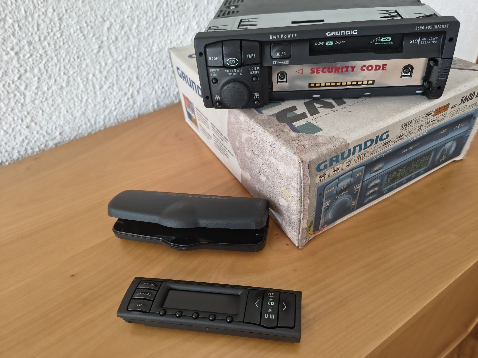 Grundig Radio: GRUNDIG Autoradio und CD-Wechsler – Usato da Oberglatt ZH venduto da ang_7znb 3