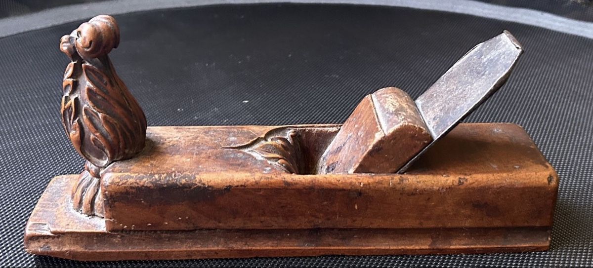Tutte le decorazioni: Holzhobel, antik mit schöner Schnitzerei, Dekoobjekt – Usato da Zürich venduto da bopeja