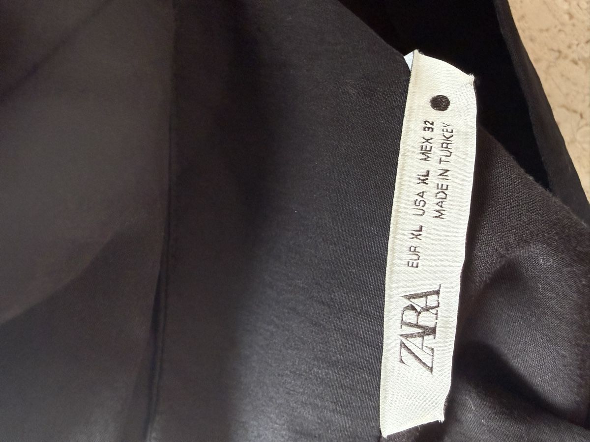 Zara Top: ZARA ZW Puffy Top XL – Usato da Lugnorre venduto da jettsett 3