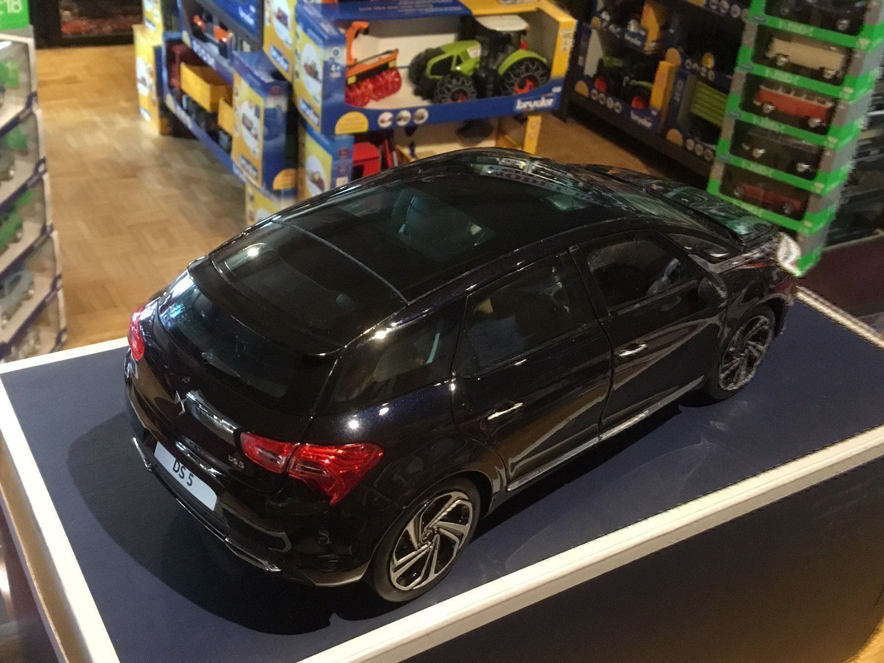 Citroën Modellini d'auto: Citroên DS 5, dunkelblau oder weiss 1:18 – Nuovo e nell'imballaggio originale da Erlenbach im Simmental venduto da Model_box 5