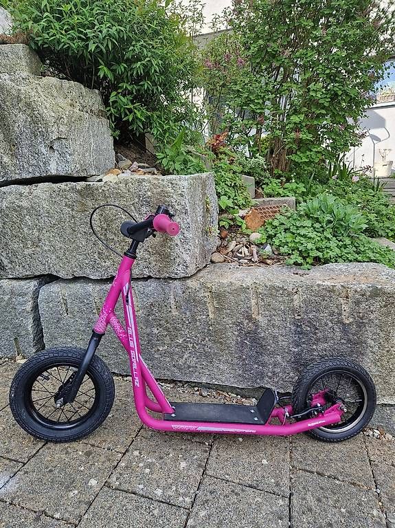 Kickboard: Trottinett, Scooter, Blue Gorillaz Luftroller – Usato da Muhen venduto da Solene4